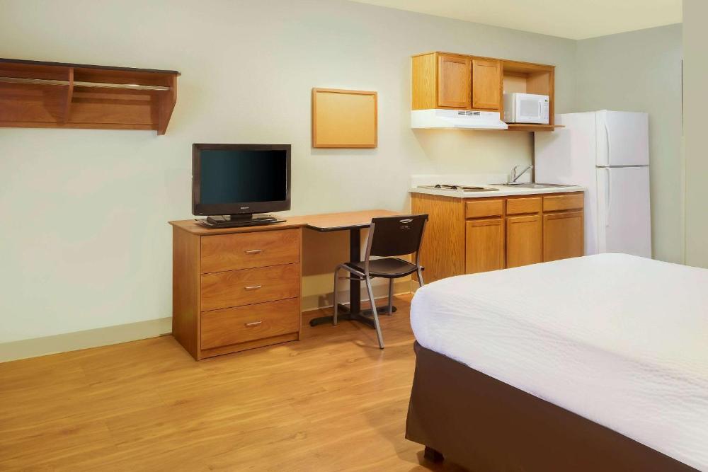 Efficiency Queen Suite - Accessible/Non Smoking interior